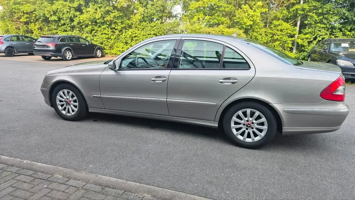 Gebraucht Mercedes E220 Elegance 170 PS (125 kW) 2008 Beige Limousine