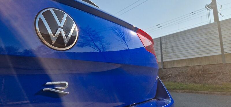 Lapiz blue metallic Gebraucht 2024 VW T-Roc R SUV | 48.777 € - Bild 1/4