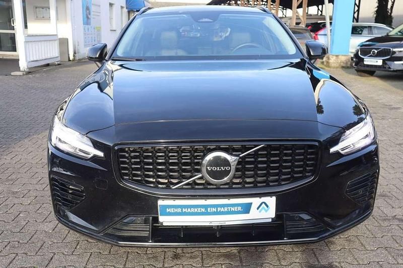Gebraucht Volvo V60 Plus 253 PS (186 kW) 2022 Onyx black Kombi