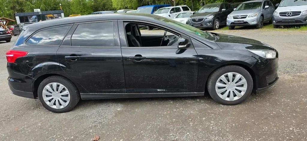 Usado Ford Focus Trend 125 CV (91 kW) 2017 Negro Berlina