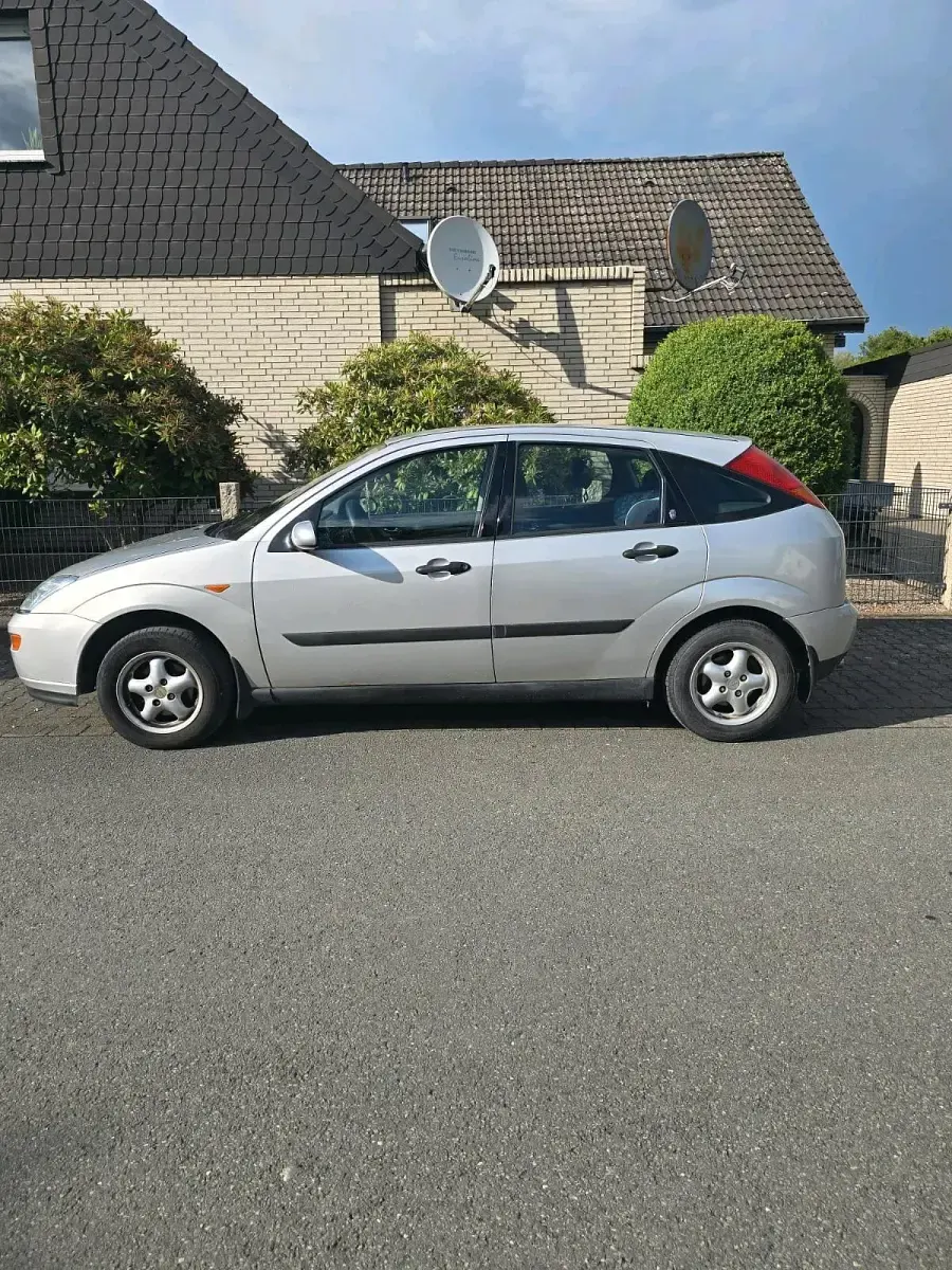 Gebraucht Ford Focus 100 PS (73 kW) 2000 Silber Kleinwagen