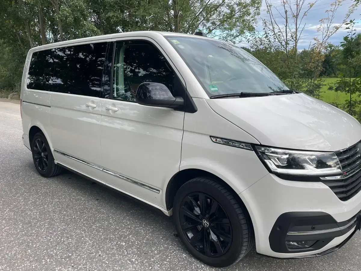 Gebraucht VW Multivan Highline 204 PS (150 kW) 2021 Weiß Van / Kleinbus