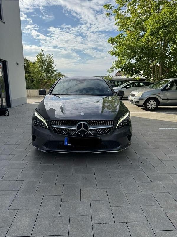 Grau Gebraucht 2016 Mercedes CLA180 AMG line Limousine | 17.299 € (Fairer Preis) - Bild 1/4