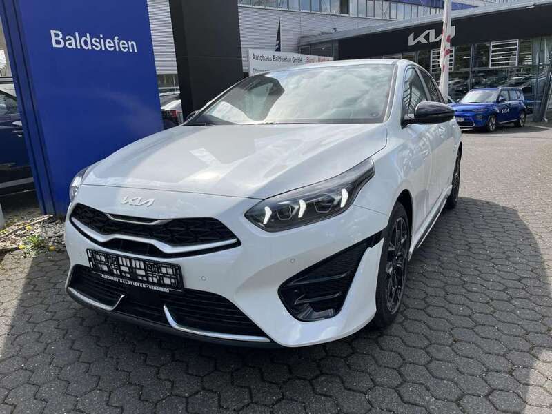 (hw2) deluxe white m Neu 2025 Kia Ceed GT-Line Limousine | 29.900 € (Guter Preis) - Bild 1/4