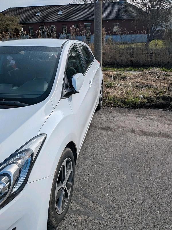 Gebraucht Hyundai i30 110 PS (80 kW) 2017 Weiß Kleinwagen