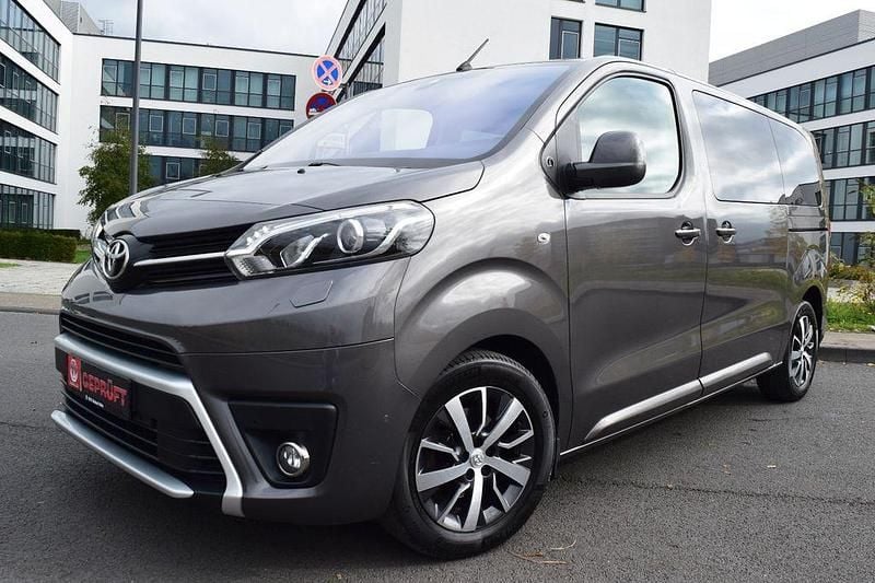 Grau Gebraucht 2022 Toyota Proace Verso Team Kombi | 29.800 € (Superpreis) - Bild 1/4