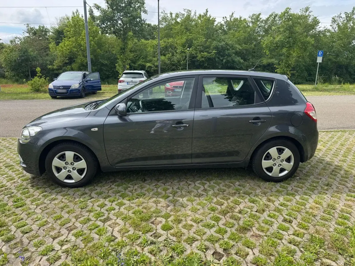 Gebraucht Kia Ceed Vision 90 PS (66 kW) 2011 Grau Kleinwagen