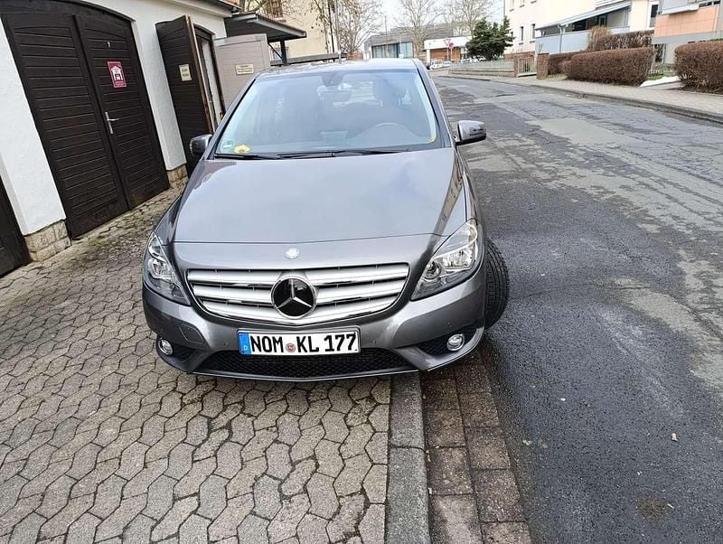 Gebraucht Mercedes B180 122 PS (89 kW) 2013 Silber Van / Kleinbus