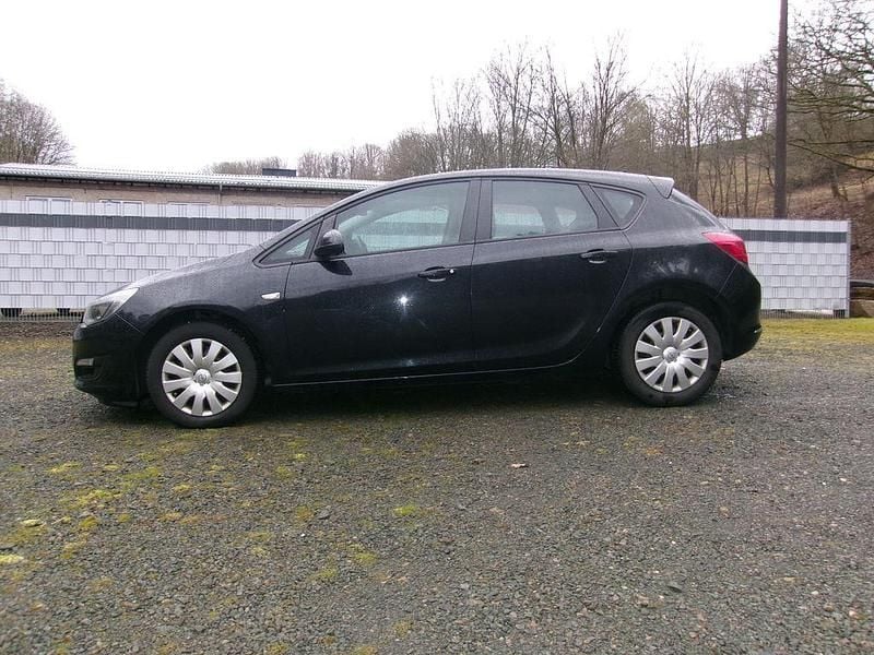 Gebraucht Opel Astra Edition 116 PS (85 kW) 2014 Schwarz Limousine
