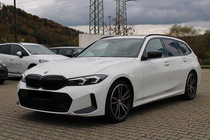 Weiß Gebraucht 2023 BMW 320 M Sport Kombi | 37.900 € (Fairer Preis) - Bild 1/4