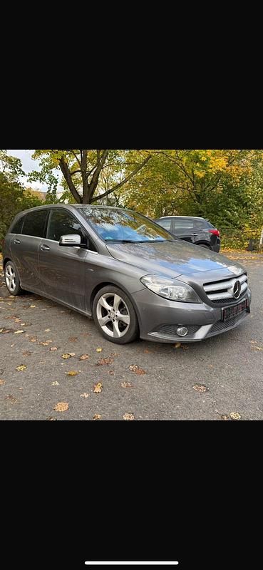 Grau Gebraucht 2012 Mercedes B200 Van / Kleinbus | 3.500 € (Guter Preis) - Bild 1/4