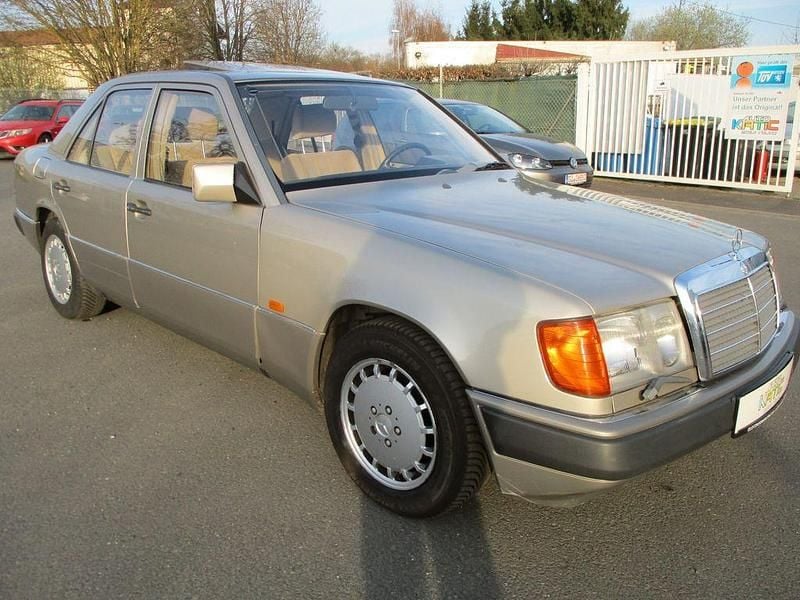Gebraucht Mercedes E260 160 PS (117 kW) 1990 Silber Limousine