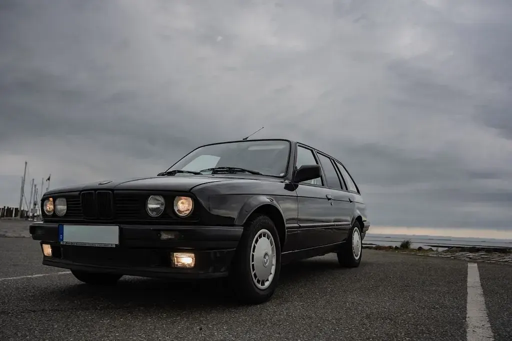 Gebraucht BMW 318 Basis 113 PS (83 kW) 1992 Schwarz Kombi