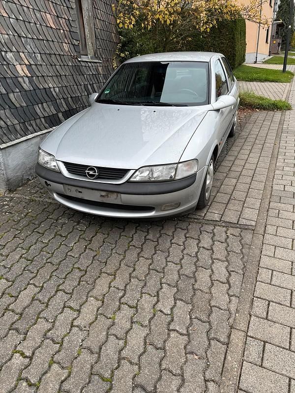 Grau Gebraucht 1998 Opel Vectra Limousine | 800 € (Teuer) - Bild 1/4