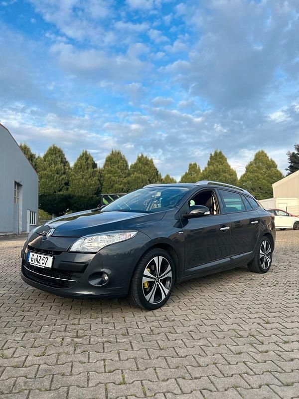 Grau Gebraucht 2011 Renault Mégane III Kombi | 4.800 € (Fairer Preis) - Bild 1/4