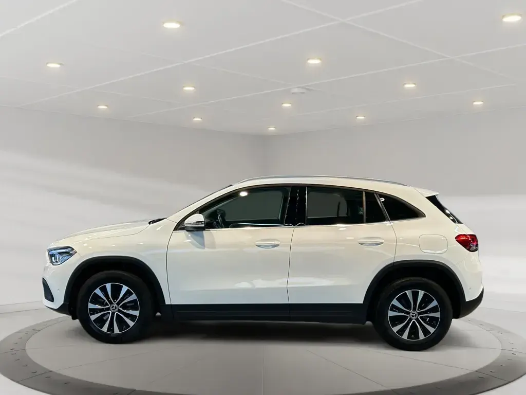 Second-hand Mercedes GLA250 Style 160 CP (117 kW) 2022 Alb SUV