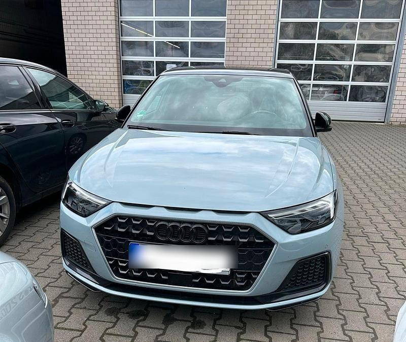 Grau Gebraucht 2021 Audi A1 Sportback Ambiente Kleinwagen | 23.500 € (Teuer) - Bild 1/4