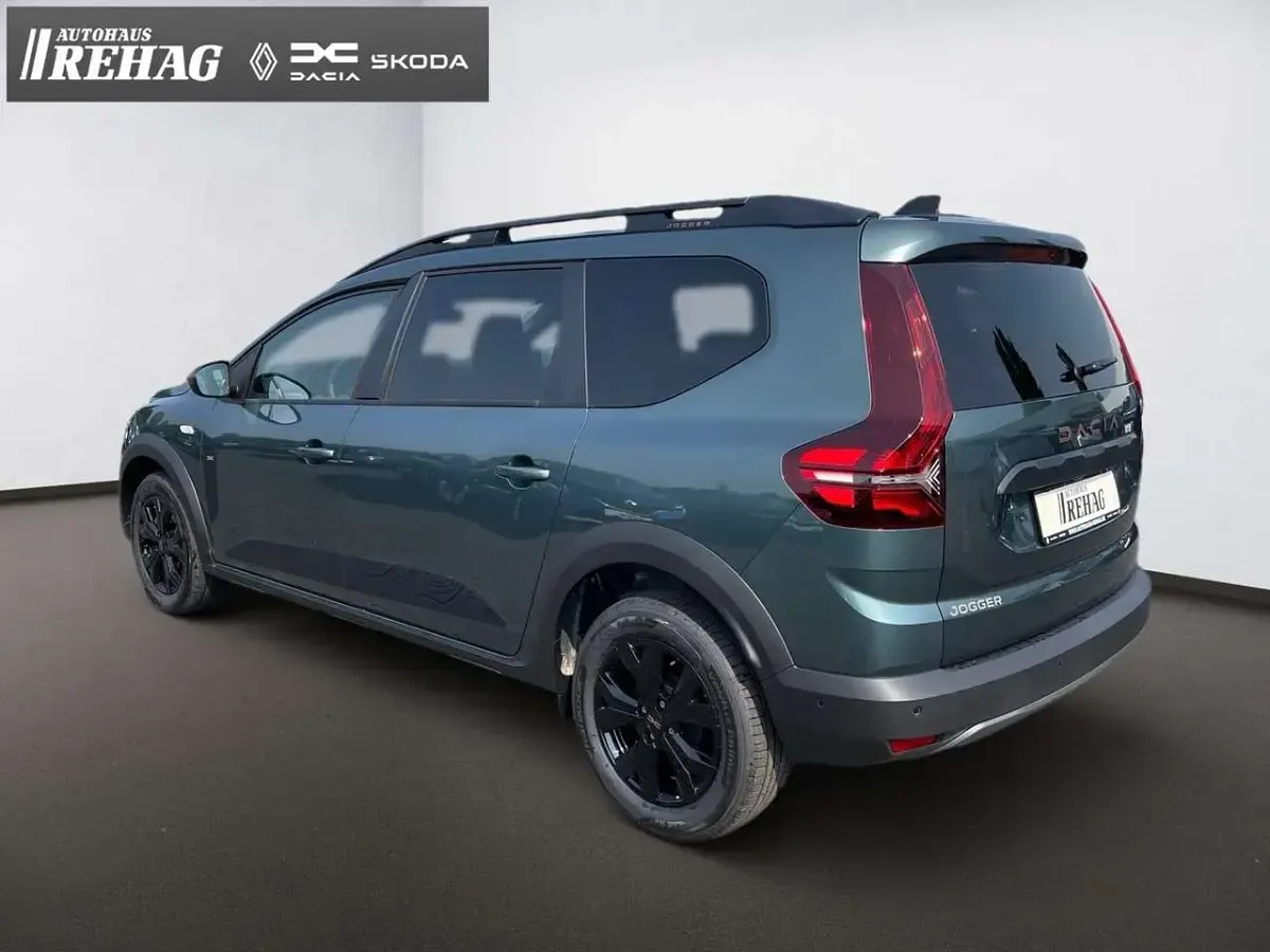 Neu Dacia Jogger Extreme 110 PS (80 kW) 2025 Zedergrün Van / Kleinbus