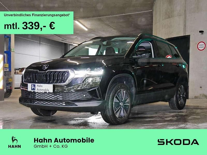 Schwarz Neu 2025 Skoda Karoq Tour SUV | 35.480 € (Fairer Preis) - Bild 1/3