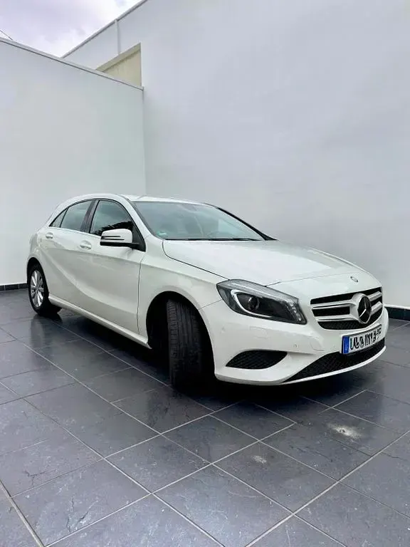 Gebraucht Mercedes A180 Style 122 PS (89 kW) 2015 Weiß Limousine
