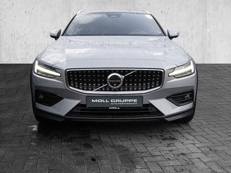 Gebraucht Volvo V60 CC Ultimate 197 PS (144 kW) 2023 Silver dawn / metallic Kombi