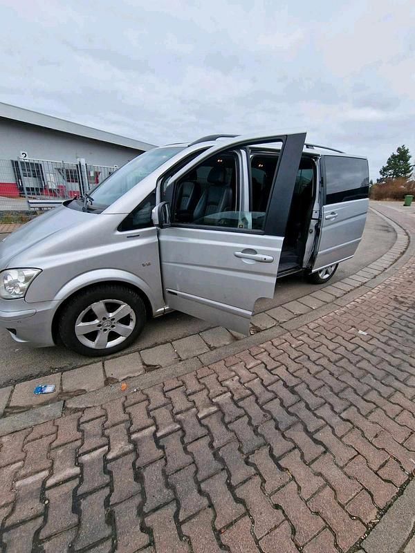 Silber Gebraucht 2011 Mercedes Viano Van / Kleinbus | 15.000 € (Guter Preis) - Bild 1/4
