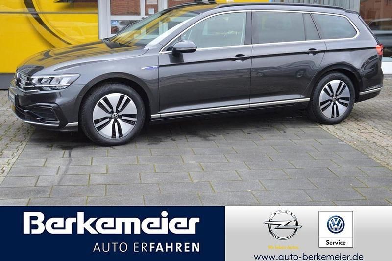 Mangangrau (metallic) Gebraucht 2022 VW Passat GTE Kombi | 25.250 € (Fairer Preis) - Bild 1/4
