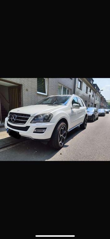 Weiß Gebraucht 2010 Mercedes ML350 Edition SUV | 10.000 € (Etwas zu teuer) - Bild 1/4