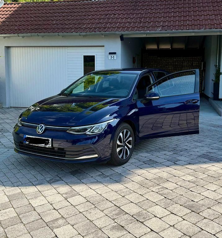Blau Gebraucht 2021 VW Golf VIII Active Limousine | 17.400 € (Superpreis) - Bild 1/4
