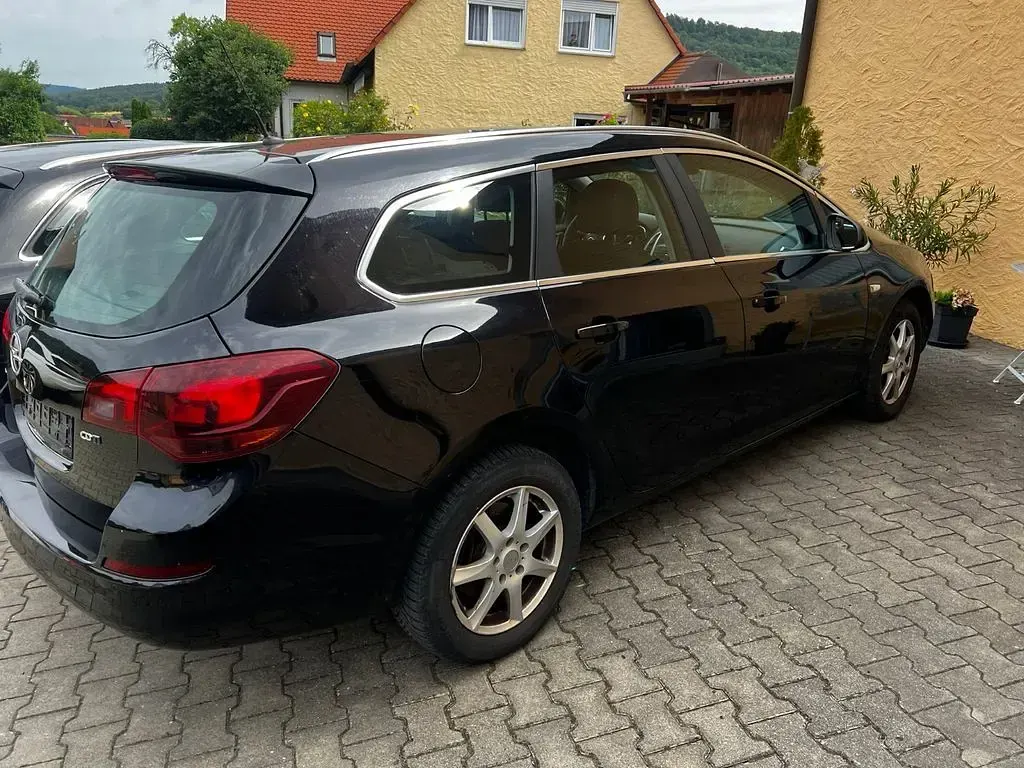 Gebraucht Opel Astra Innovation 125 PS (91 kW) 2011 Schwarz Kombi
