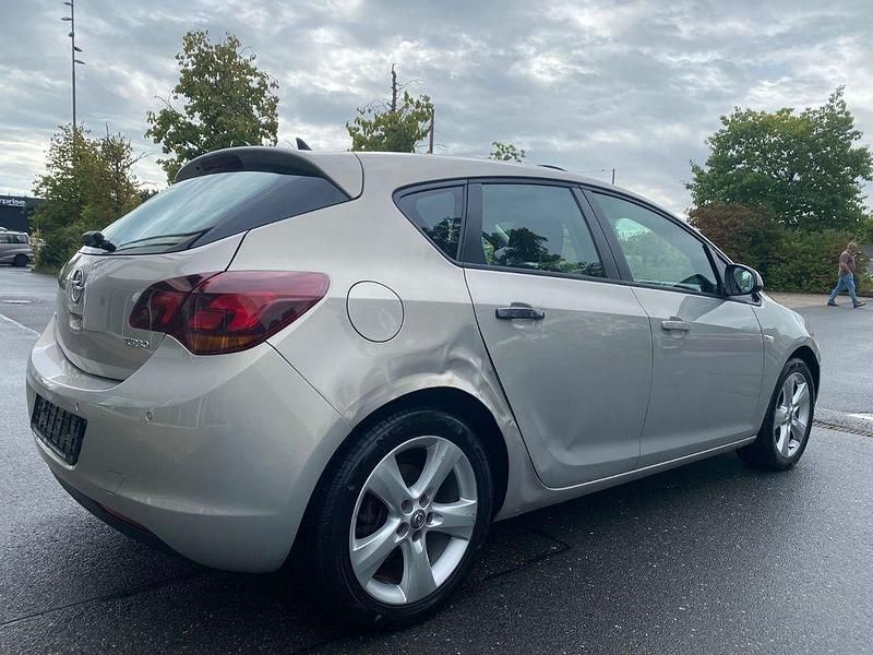 Gebraucht Opel Astra Edition 140 PS (102 kW) 2010 Braun Limousine