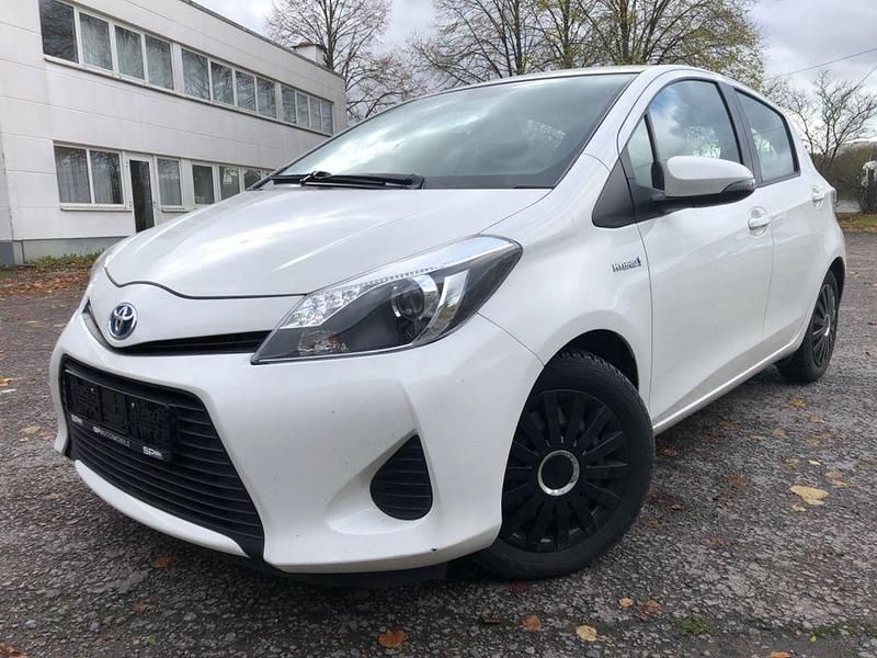 Weiß Gebraucht 2012 Toyota Yaris Hybrid Life Limousine | 9.900 € (Fairer Preis) - Bild 1/4