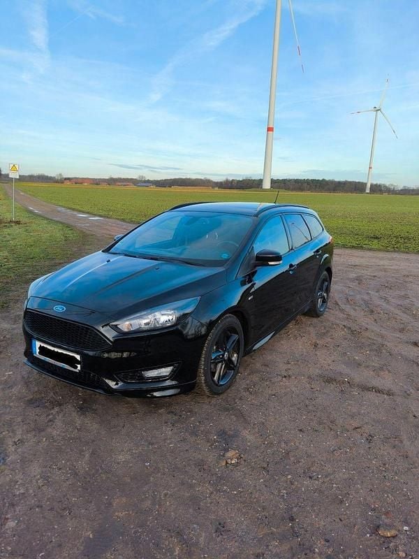 Schwarz Gebraucht 2018 Ford Focus ST-Line Kombi | 13.500 € (Etwas zu teuer) - Bild 1/4