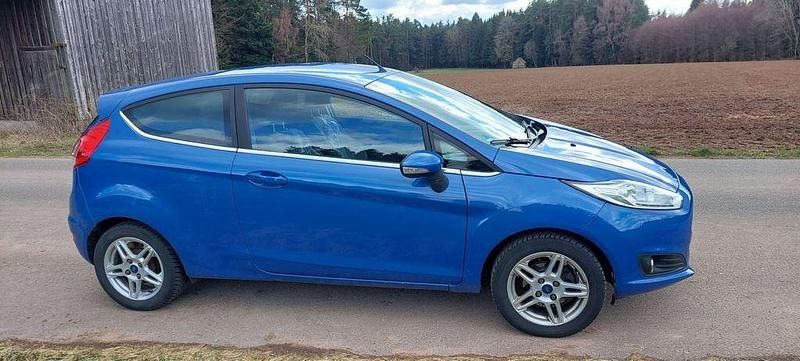 Gebraucht Ford Fiesta Titanium 125 PS (91 kW) 2013 Blau Kleinwagen