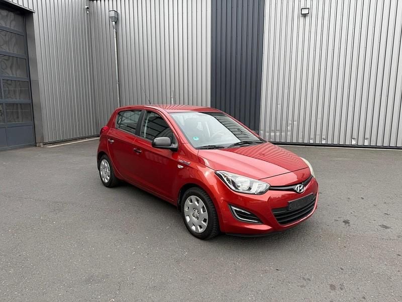 Rot Gebraucht 2013 Hyundai i20 Kleinwagen | 2.400 € (Teuer) - Bild 1/4