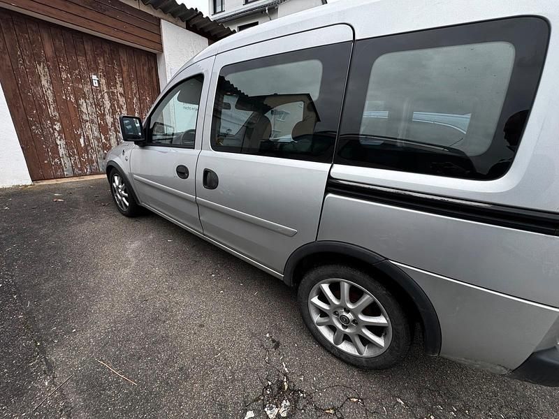 Second-hand Opel Combo 90 CP (66 kW) 2004 Argintiu Monovolum