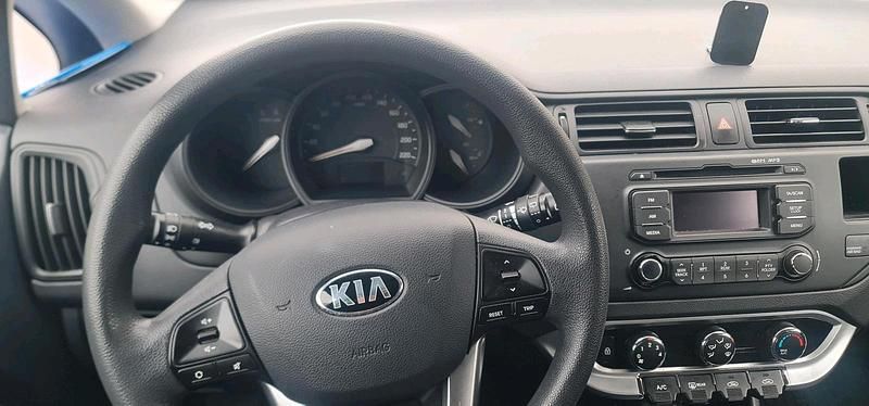 Gebraucht Kia Rio 74 PS (54 kW) 2014 Weiß Kleinwagen