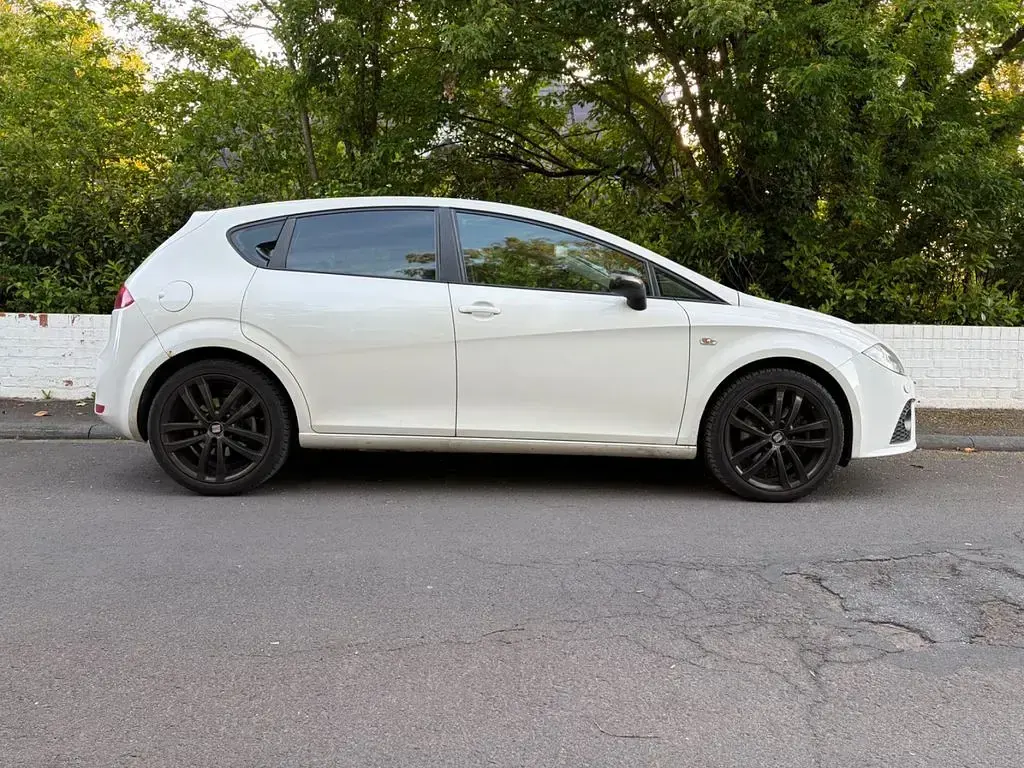 Używany Seat Leon FR 200 KM (147 kW) 2009 Biały Hatchback