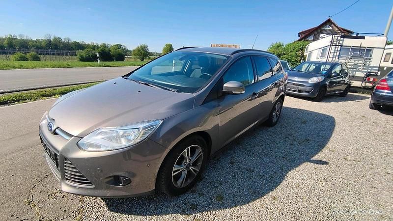 Braun Gebraucht 2013 Ford Focus Kombi | 7.300 € (Etwas zu teuer) - Bild 1/4
