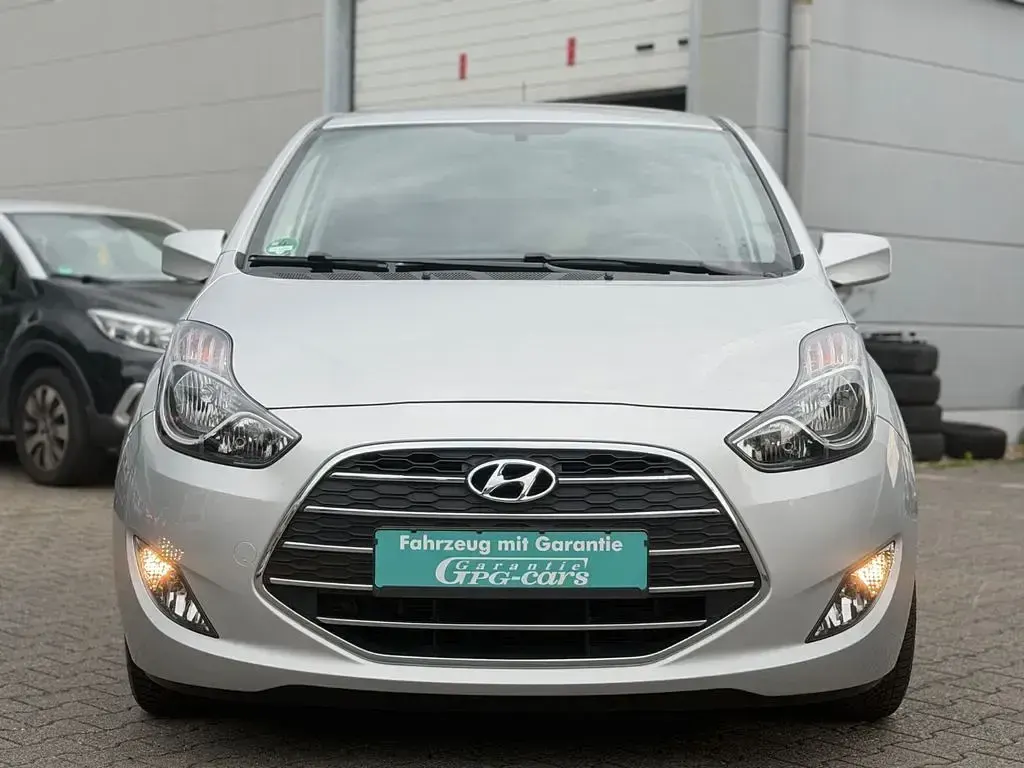 Gebraucht Hyundai ix20 Passion 90 PS (66 kW) 2017 Silber Kleinwagen