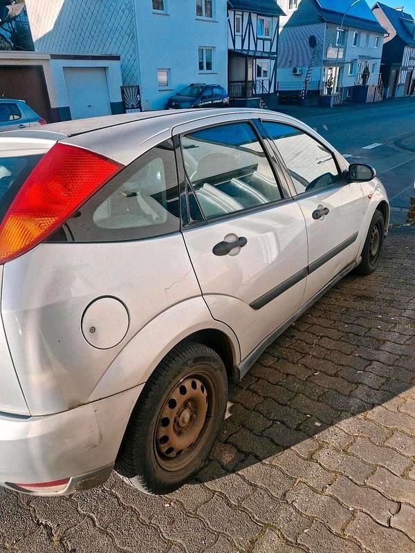 Gebraucht Ford Focus Trend 75 PS (55 kW) 1999 Silber Kleinwagen