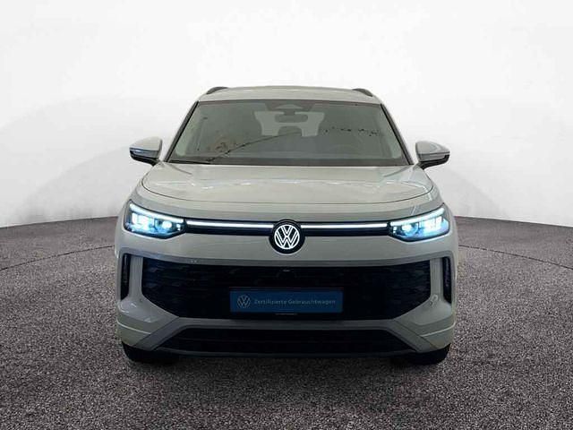 Gebraucht VW Tayron Life 150 PS (110 kW) 2025 Oryxweiß perlmutteffekt SUV