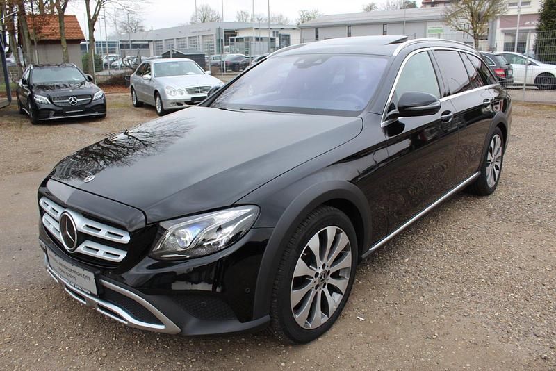 Schwarz Gebraucht 2019 Mercedes E220 Kombi | 29.995 € (Teuer) - Bild 1/4