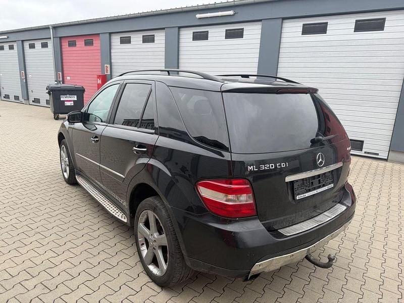 Gebraucht Mercedes ML320 224 PS (164 kW) 2008 Schwarz SUV