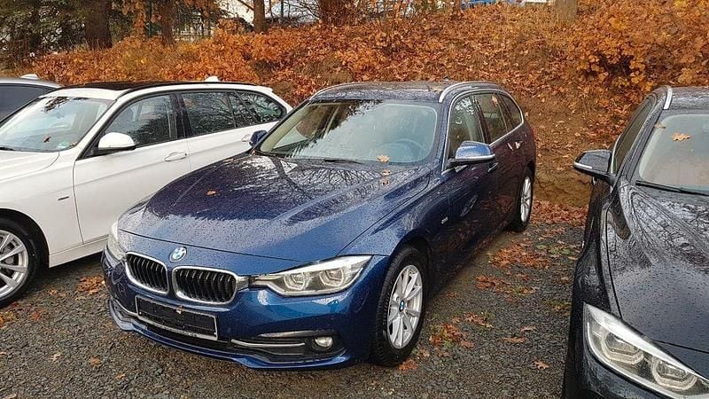 Blau Gebraucht 2018 BMW 318 Sport Line Kombi | 17.400 € (Guter Preis) - Bild 1/4