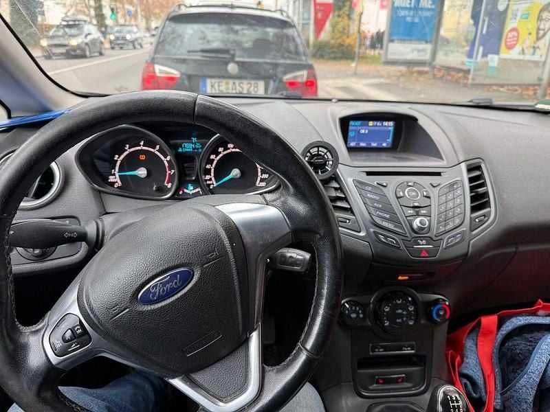 Blau Gebraucht 2017 Ford Fiesta Titanium Kleinwagen | 2.990 € (Superpreis) - Bild 1/4