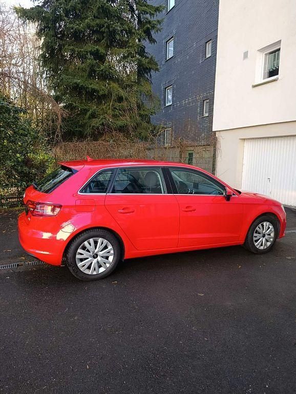 Gebraucht Audi A3 Ambiente 122 PS (89 kW) 2013 Rot Limousine
