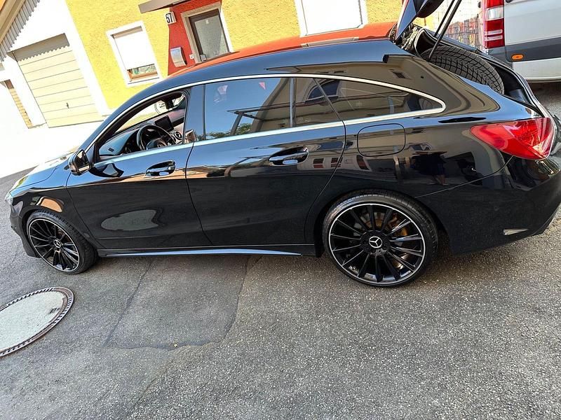 Schwarz Gebraucht 2015 Mercedes CLA180 AMG line Limousine | 12.500 € - Bild 1/4