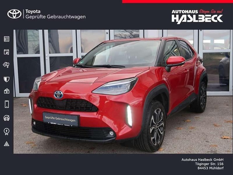 Karminrot Gebraucht 2021 Toyota Yaris Hybrid Team SUV | 22.330 € (Fairer Preis) - Bild 1/4