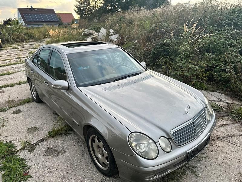 Grau Gebraucht 2003 Mercedes E220 Limousine | 2.300 € (Superpreis) - Bild 1/4